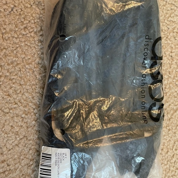 Asos  DESIGN Lucky pointed ballet flats in black - Picture 6 of 11